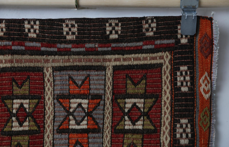 Edge and fringe detail, red multicolor flatweave doormat